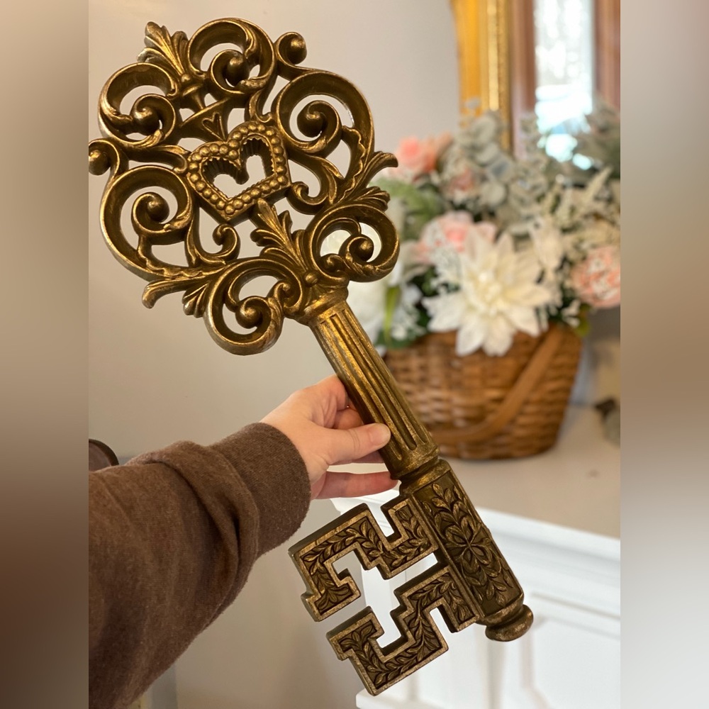 Vintage Ornate Decorative Gold Skeleton Key Wall Accent